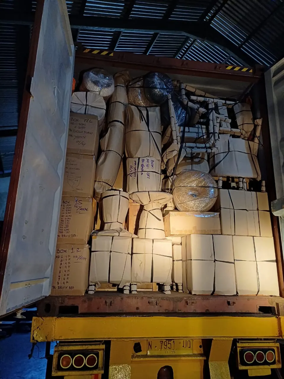 Container chargé : meubles protégés, sanglés, étiquetés