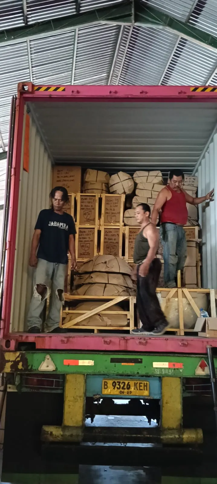 Chargement d'un container 40 pieds à l'entrepôt