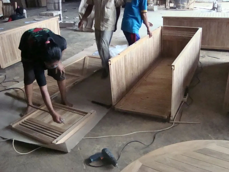 Assemblage d'un panneau de teck