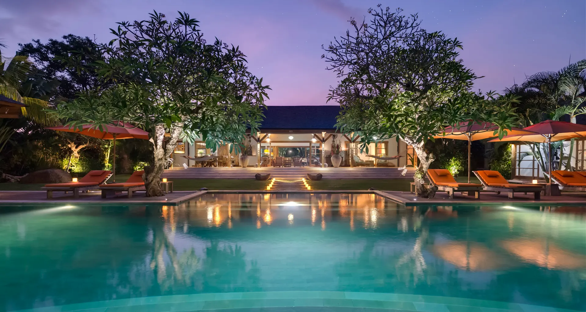 La villa illuminée au crépuscule