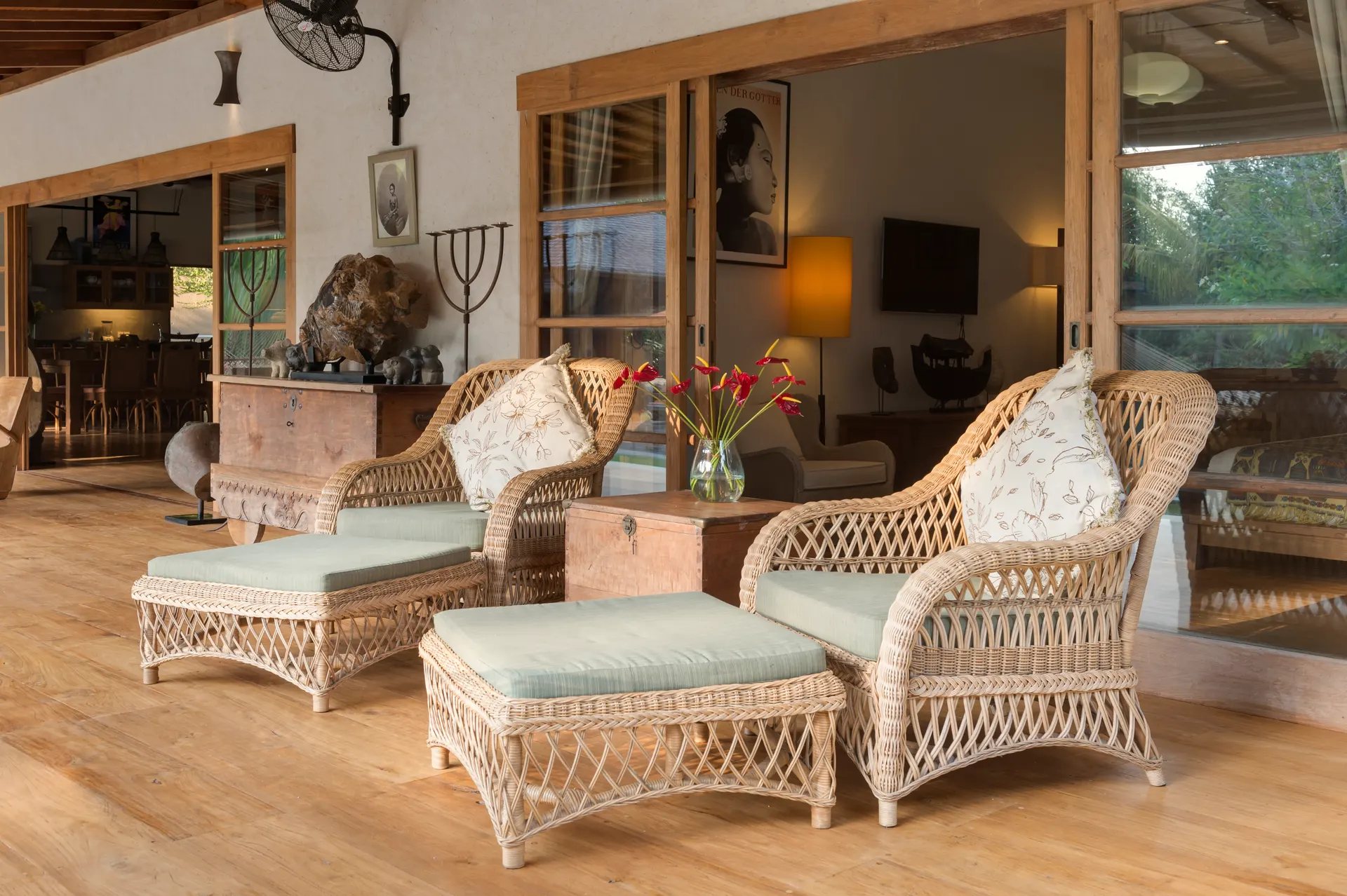 Fauteuils lounge en rotin tressé sur la terrasse