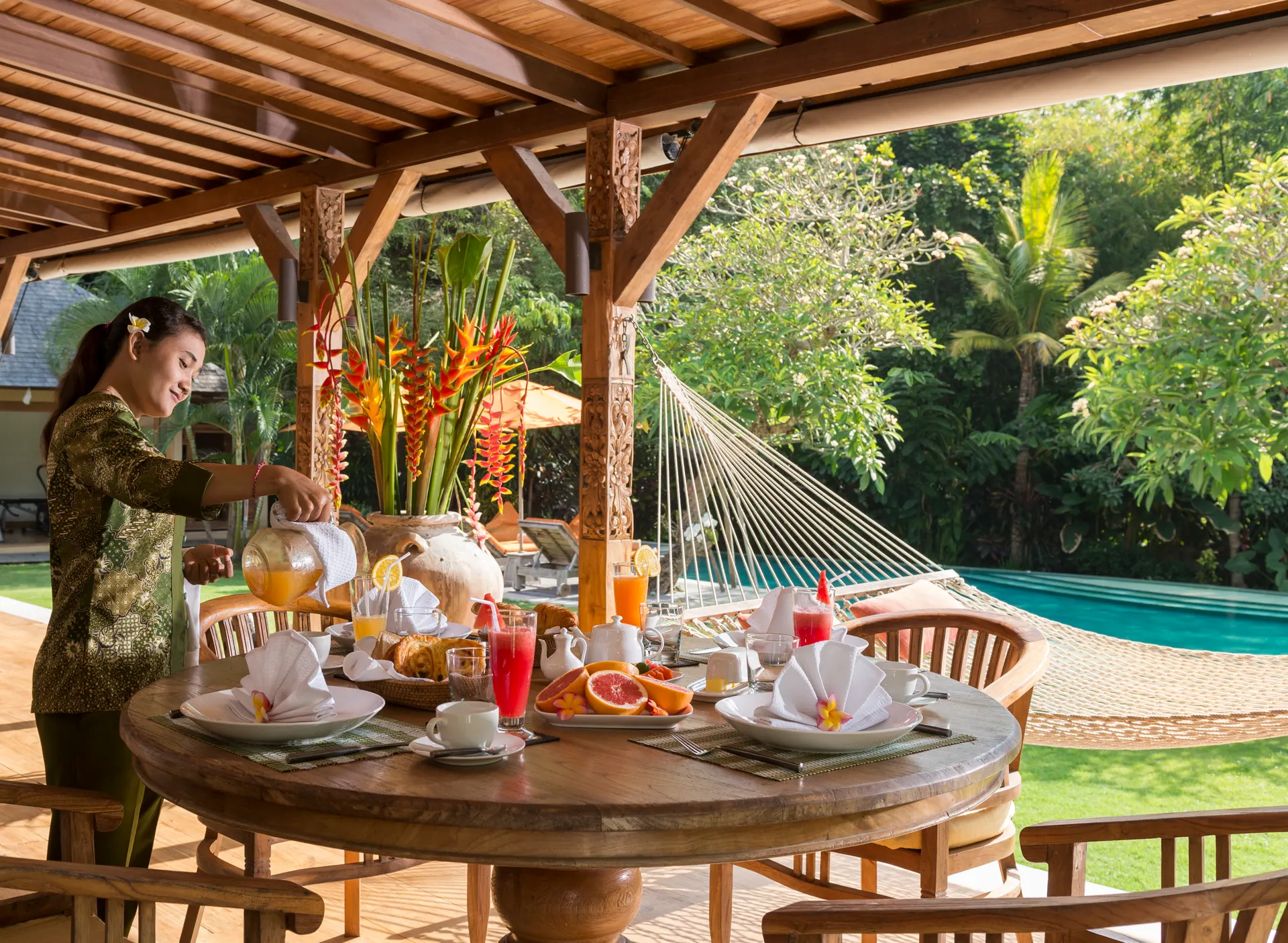 Petit-déjeuner sur la terrasse aux piliers sculptés
