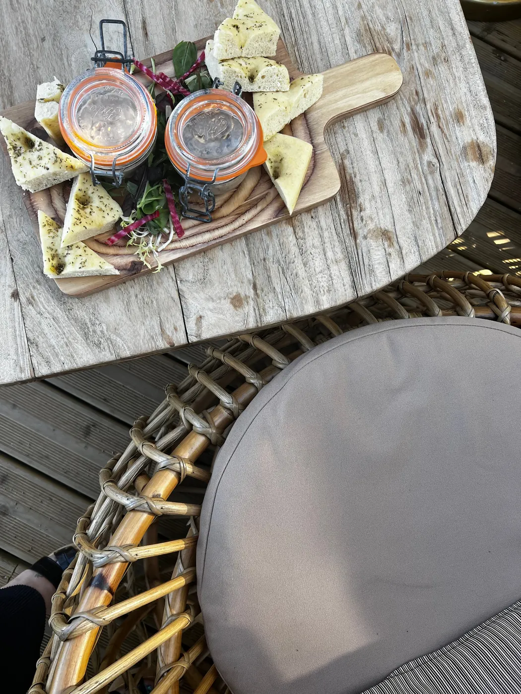 Plateau en bois brut et assise tressée : la matière au plus près