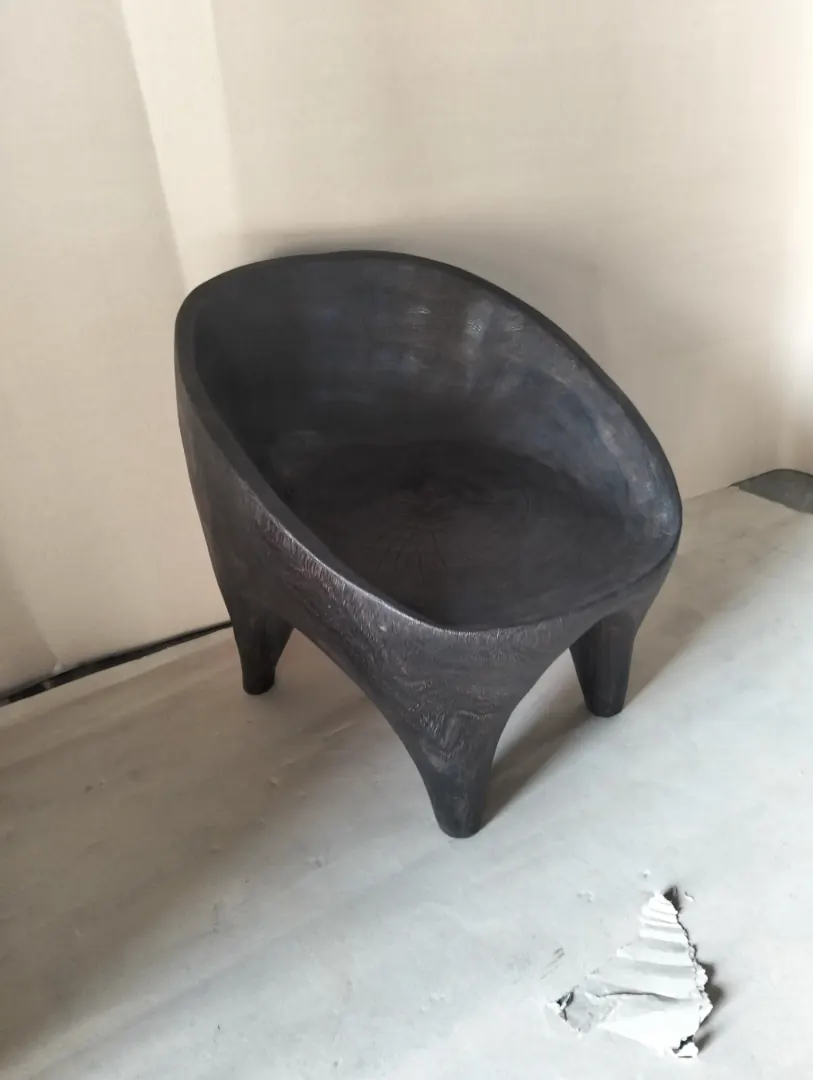 Fauteuil sculpté monoxyle, finition noire