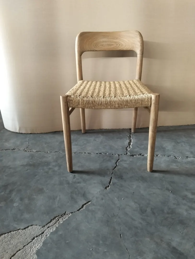 Chaise en teck clair, assise tressée main