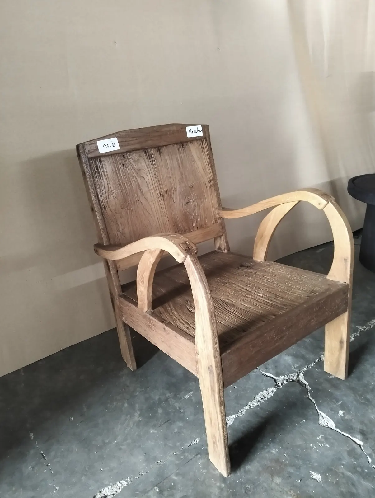 Fauteuil ancien en teck, accoudoirs cintrés