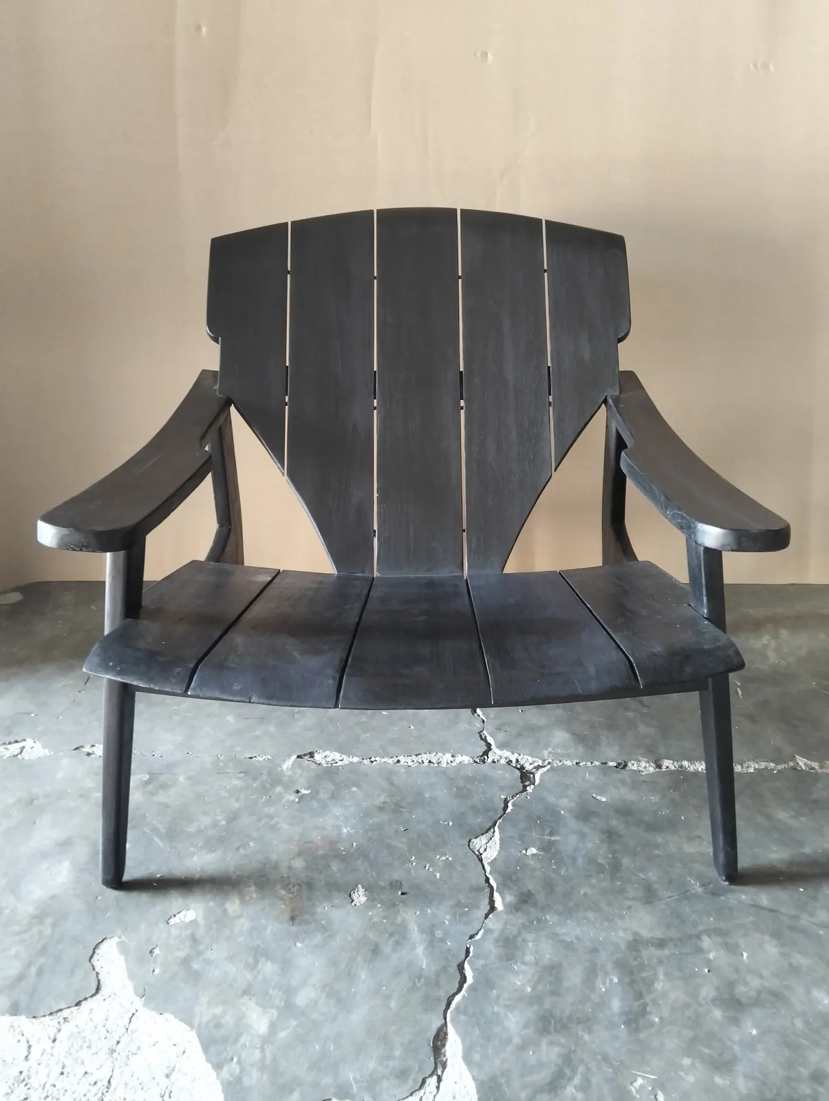Fauteuil lounge en teck laqué noir, dossier à lattes