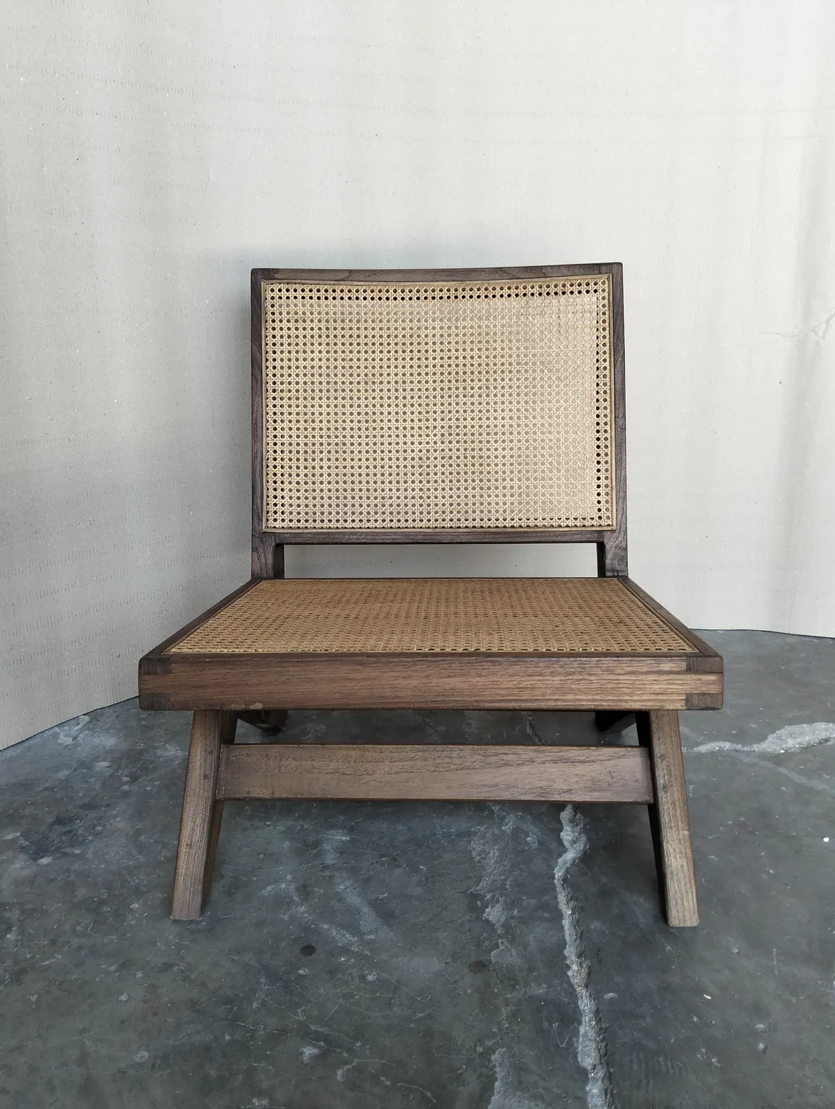 Chaise basse en teck et cannage, assise cannée