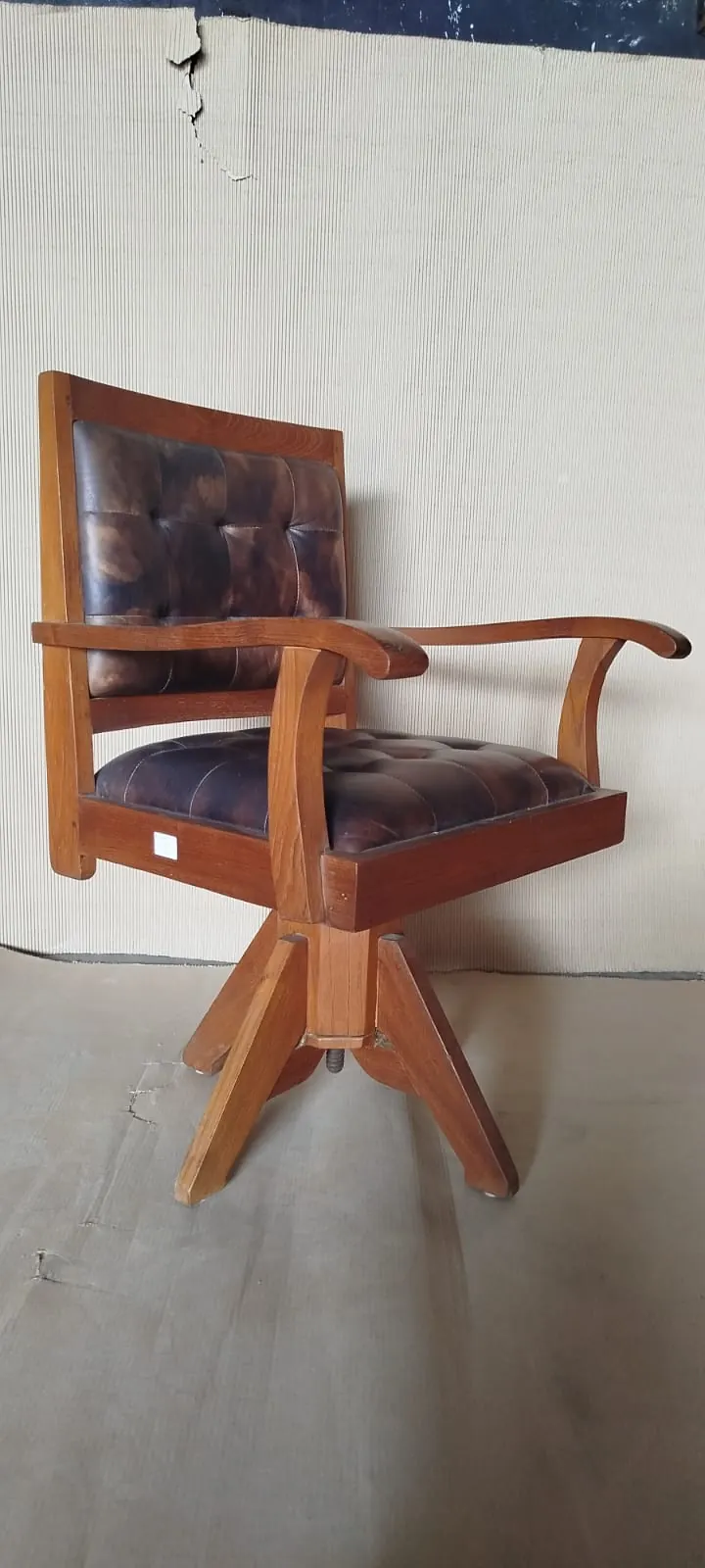 Fauteuil de bureau en teck, assise et dossier cuir