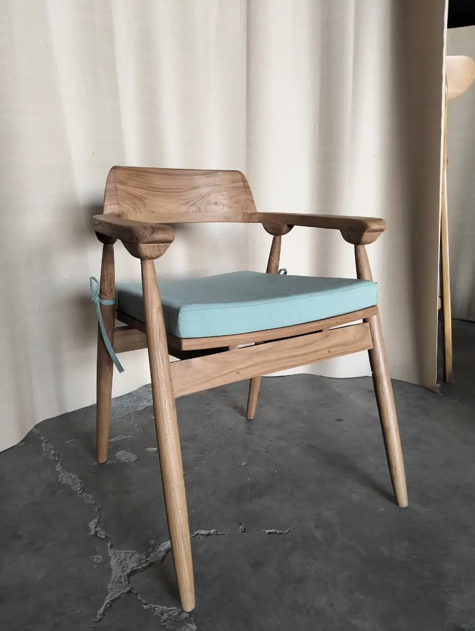 Fauteuil de table en teck, galette turquoise