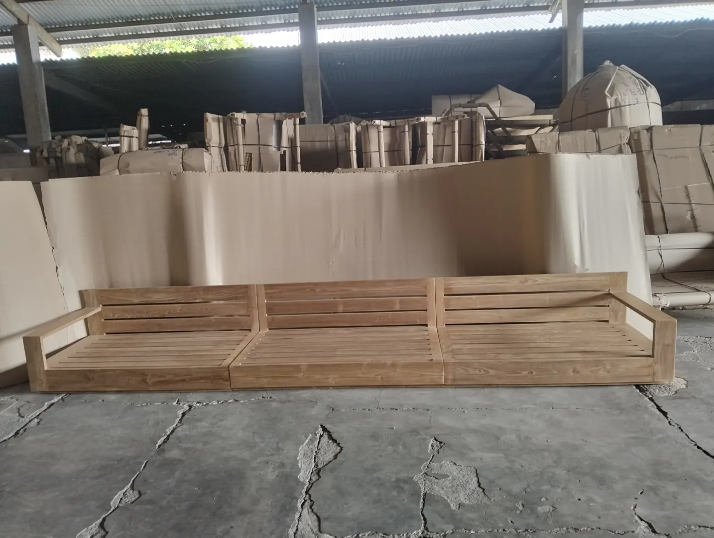 Canapé en teck, structure en cours de finition