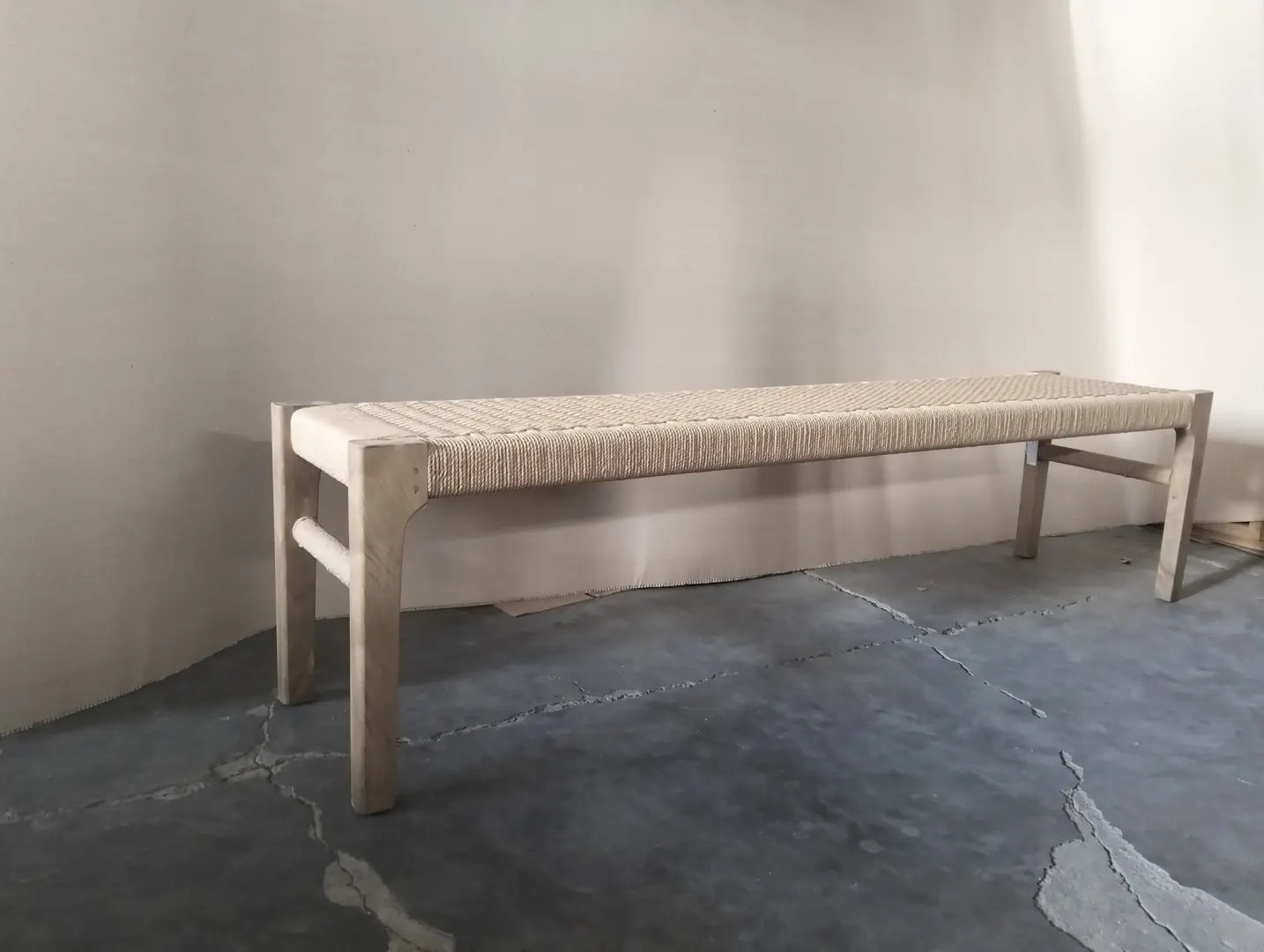 Banc en teck à assise en corde tressée, vue de profil