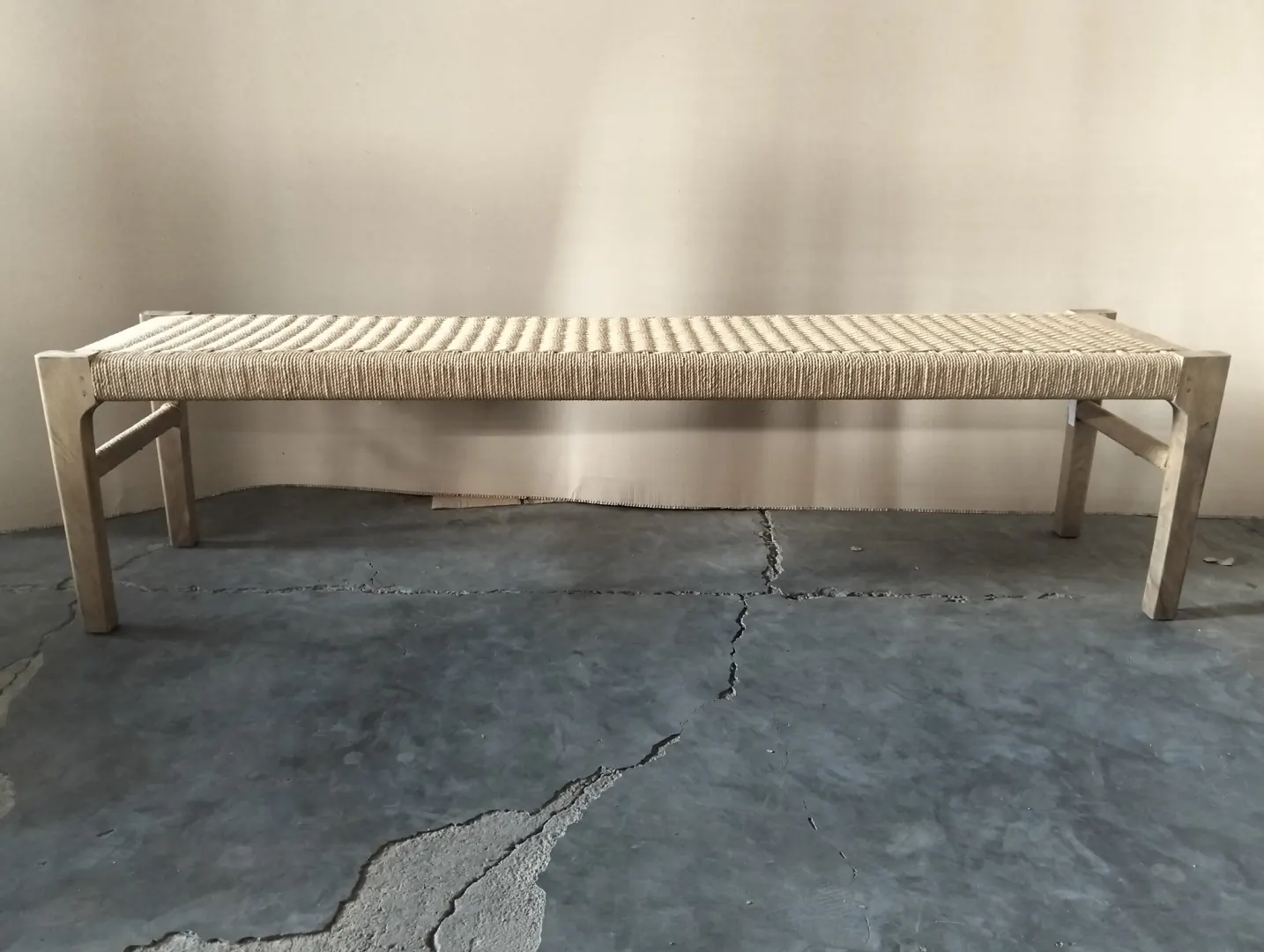 Banc long en teck, assise tressée main