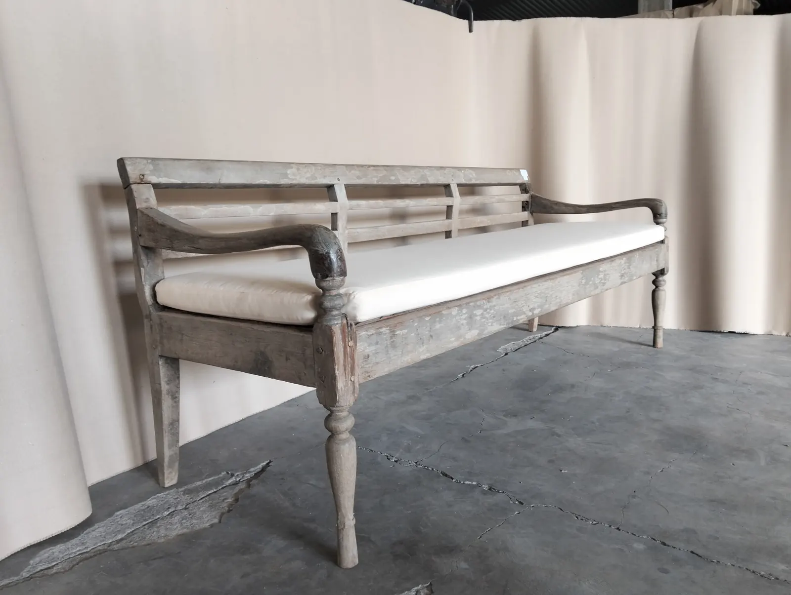 Banquette ancienne repeinte, galette écrue
