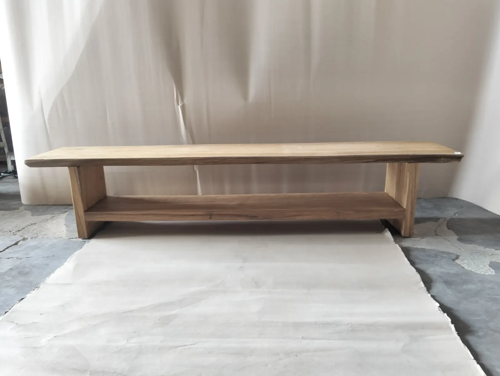 Banc en teck clair, piètement en console