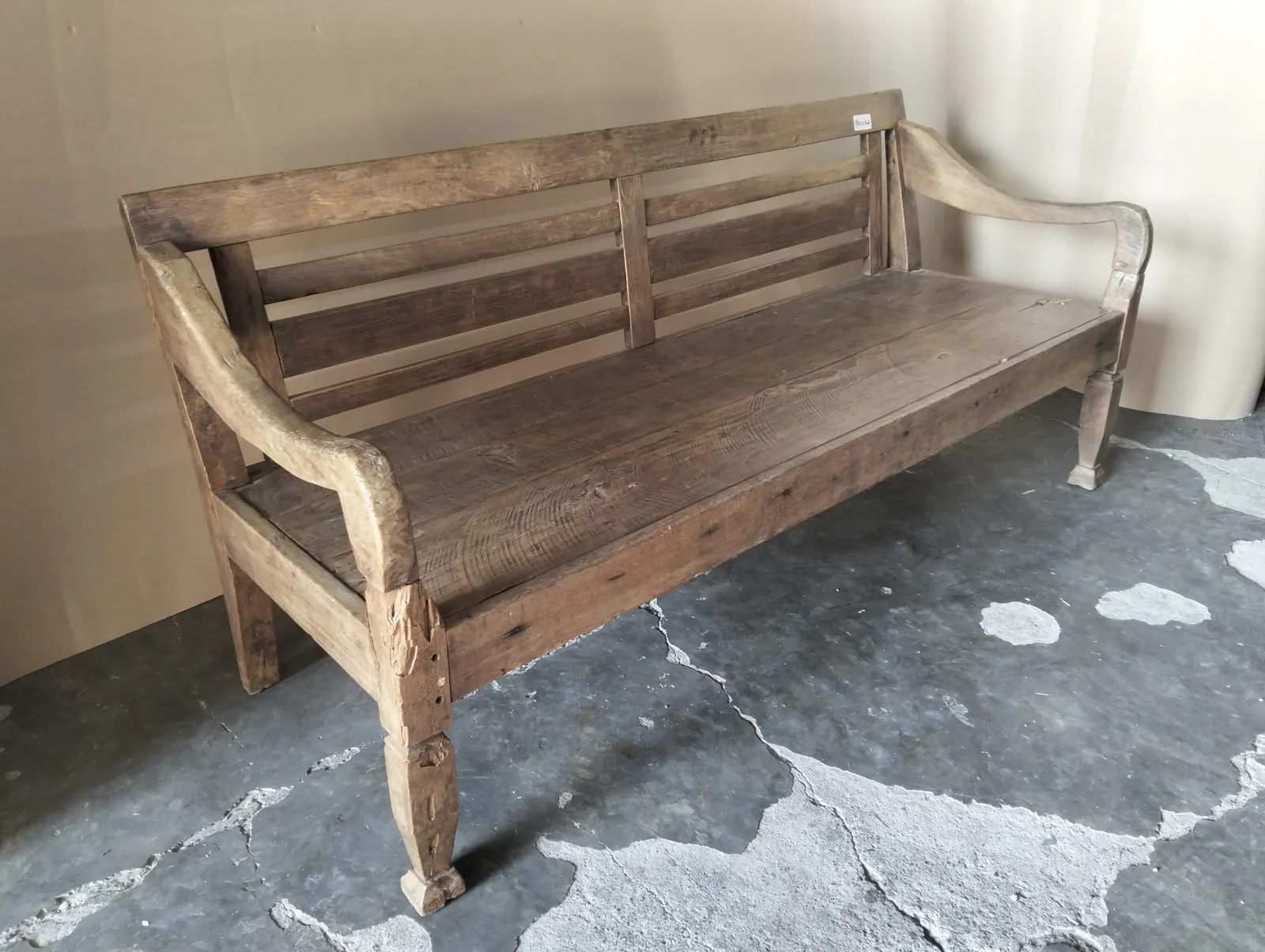 Banquette en teck patiné, accoudoirs sculptés