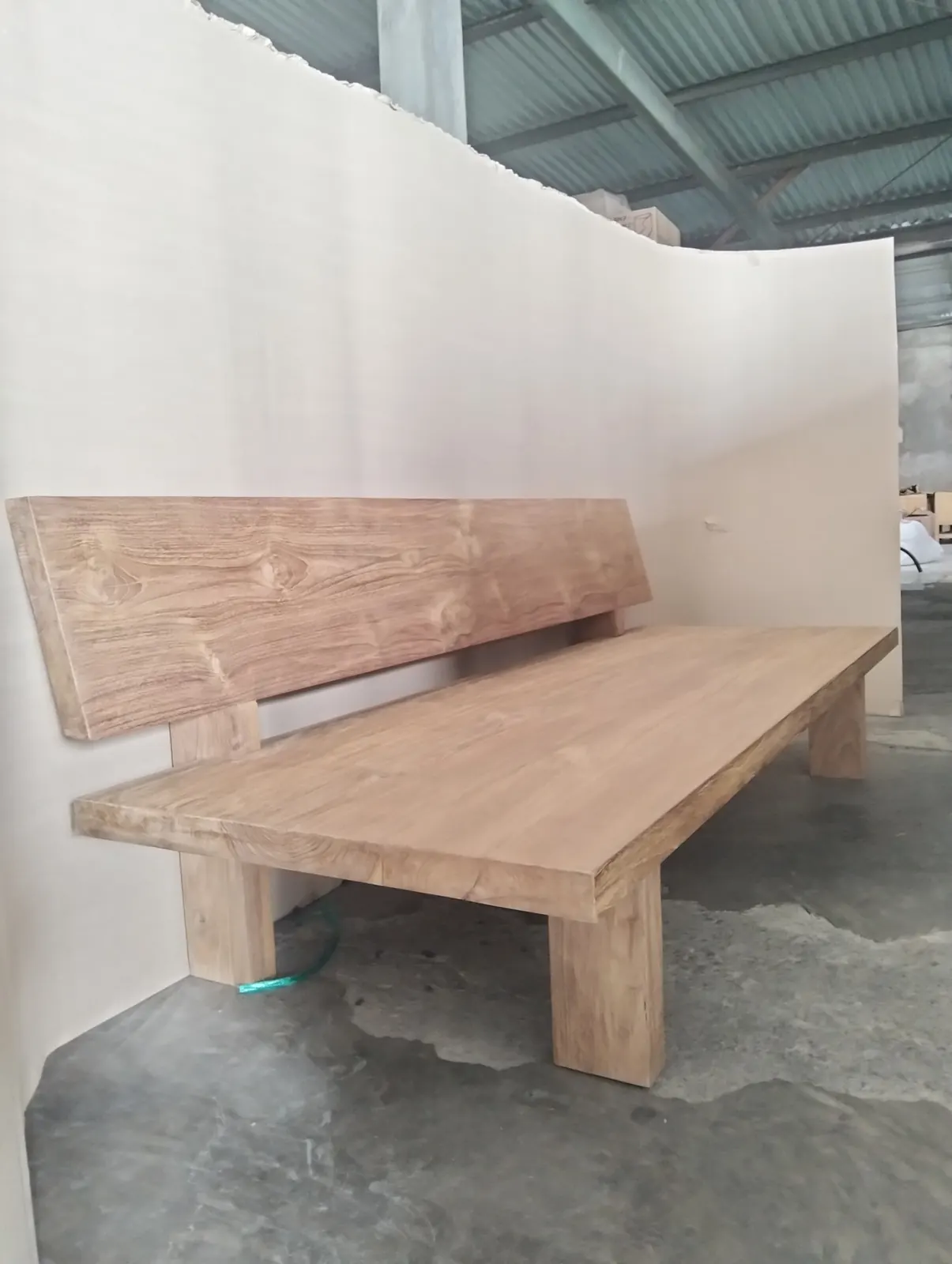 Banc bas en teck massif, dossier flottant