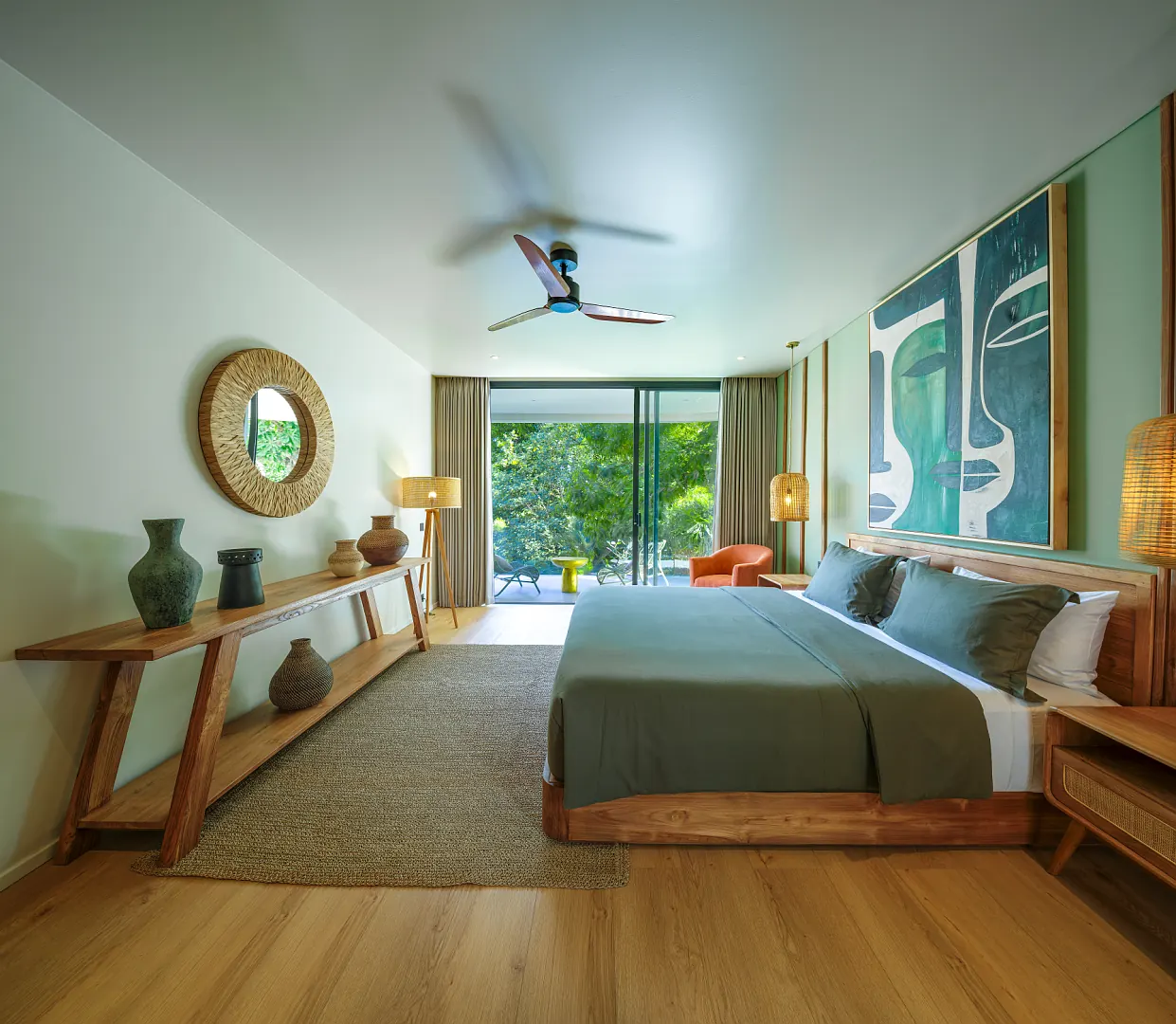 Chambre de villa meublée en teck : lit plateforme, console et chevets