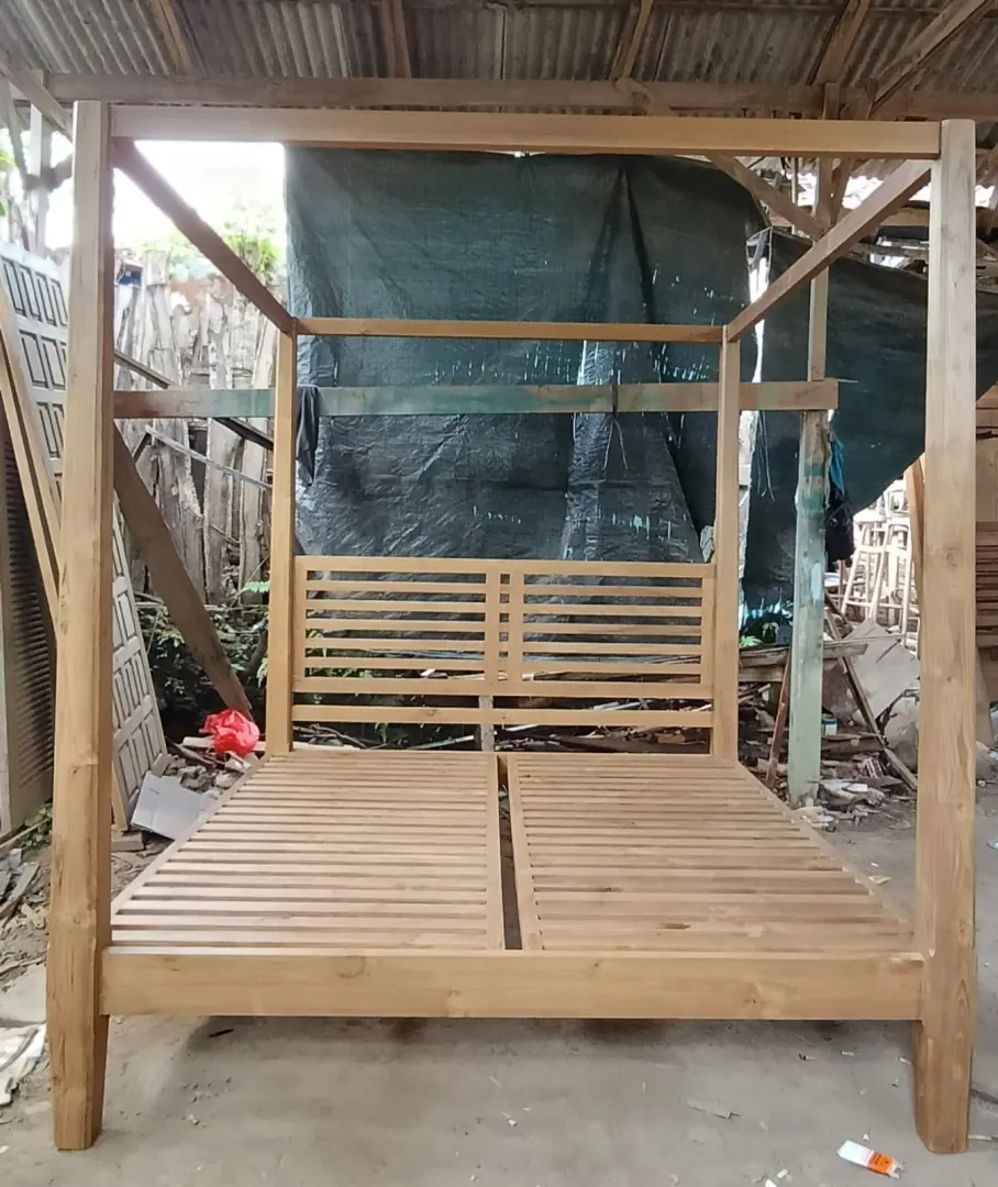 Lit à baldaquin en teck brut, sortie d'atelier avant finition