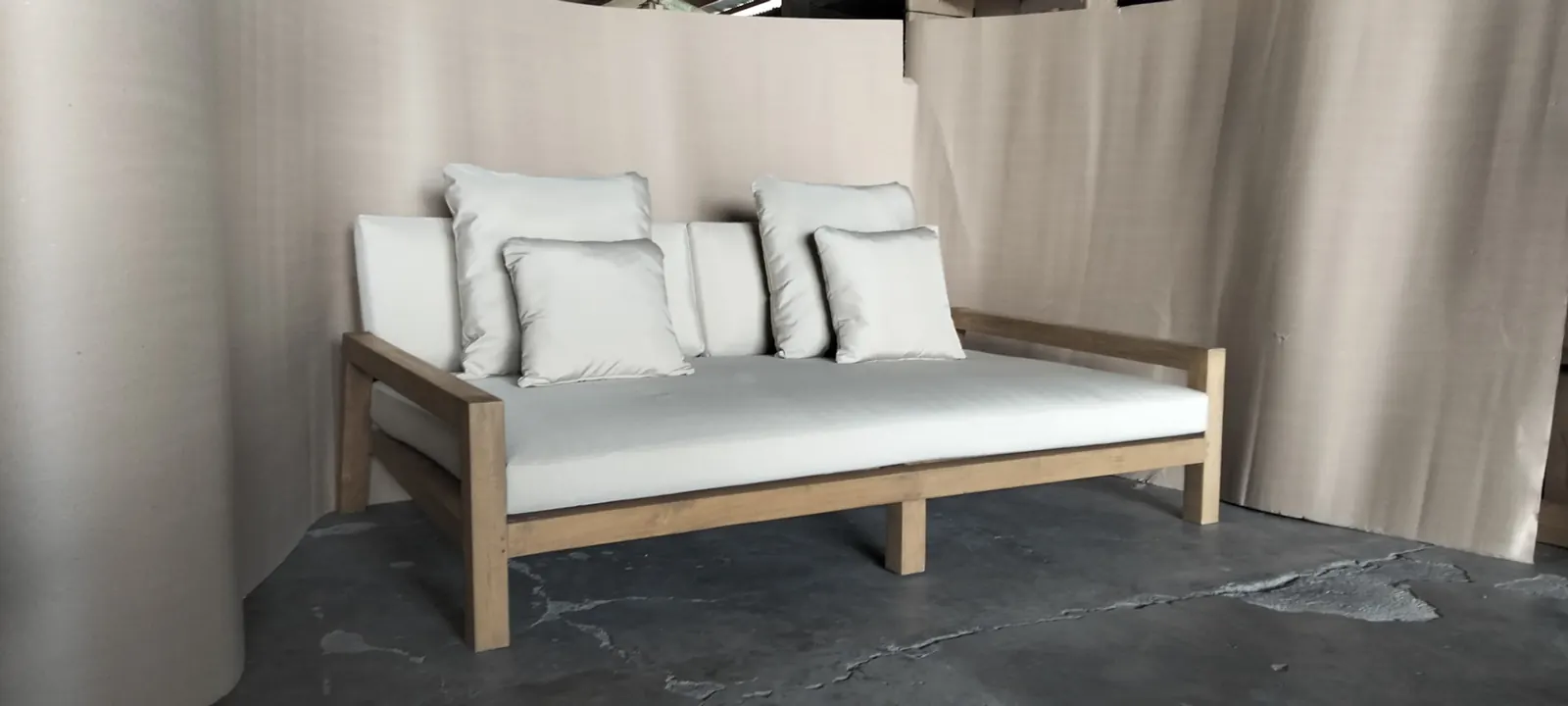 Daybed en teck avec coussins blancs