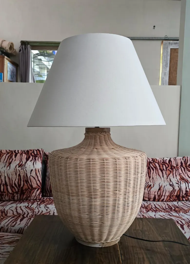 Grande lampe à poser en rotin tressé
