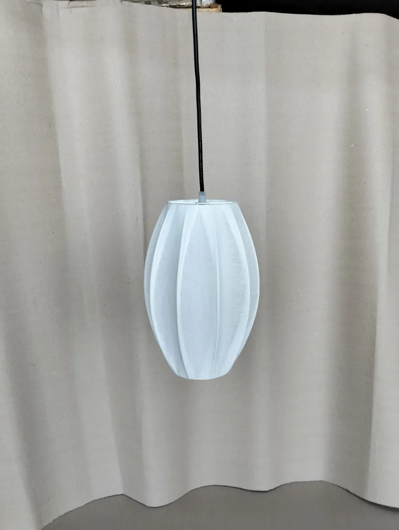 Suspension en coton blanc, silhouette allongée