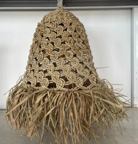 Suspension en raphia crocheté, franges naturelles