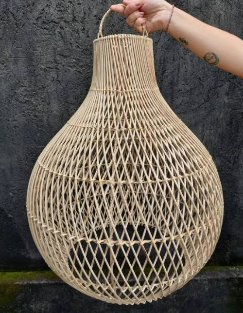 Grande suspension en rotin tressé, forme poire