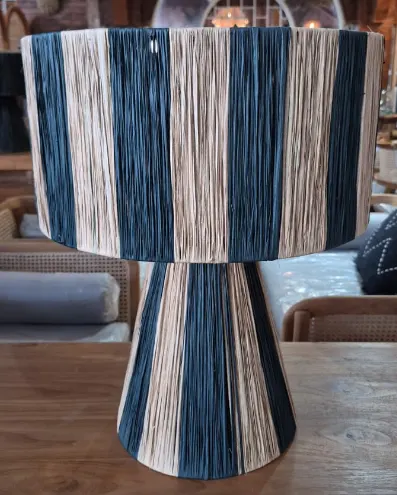 Lampe à poser en raphia à rayures bleu et naturel