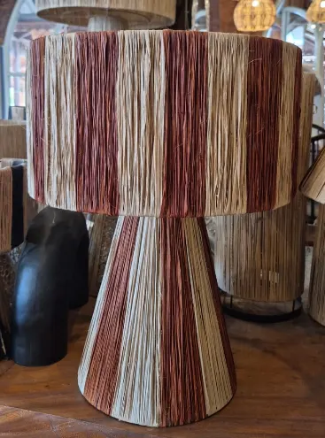 Lampe à poser en raphia à rayures bordeaux