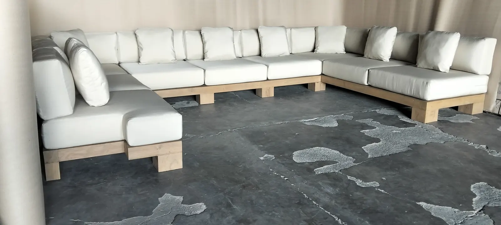 Salon d'angle d'extérieur en teck et coussins écrus