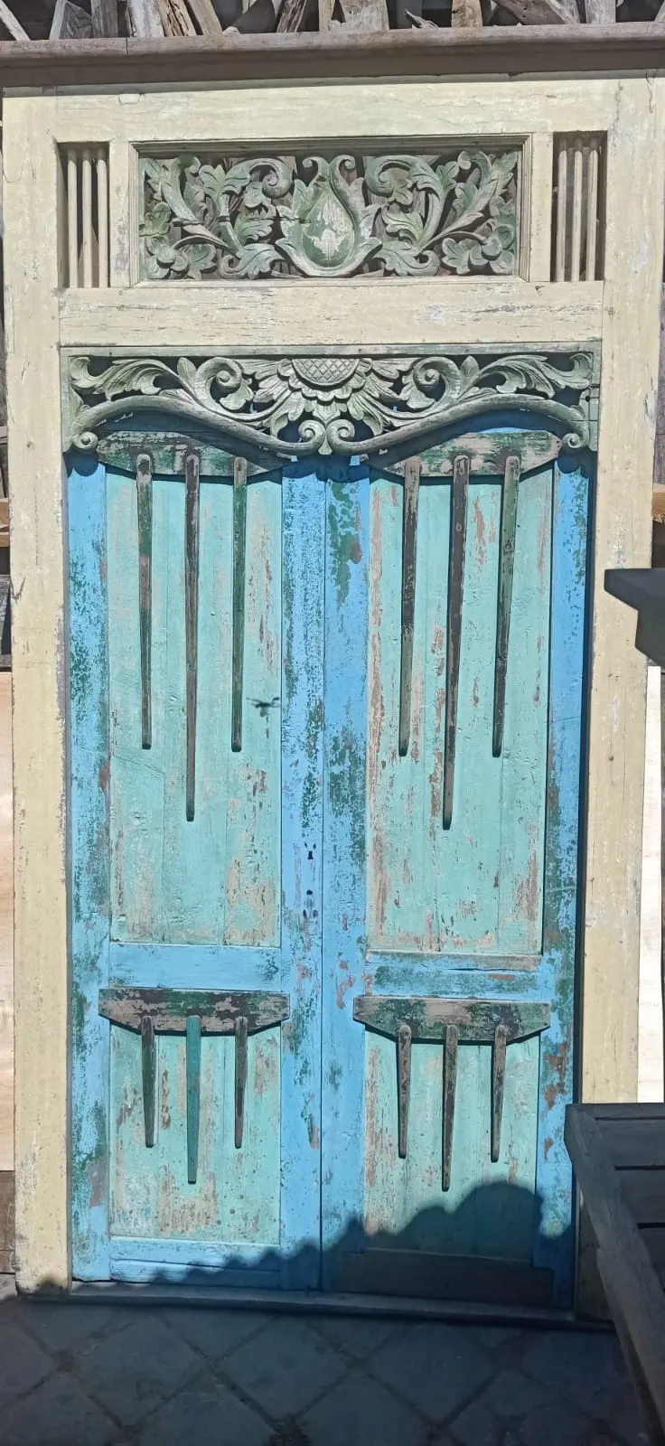 Porte de temple à fronton sculpté, bleu d'origine