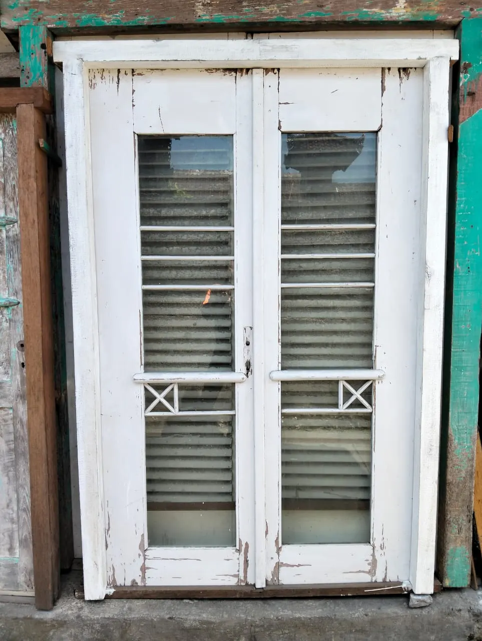Double porte coloniale à persiennes, peinture blanche