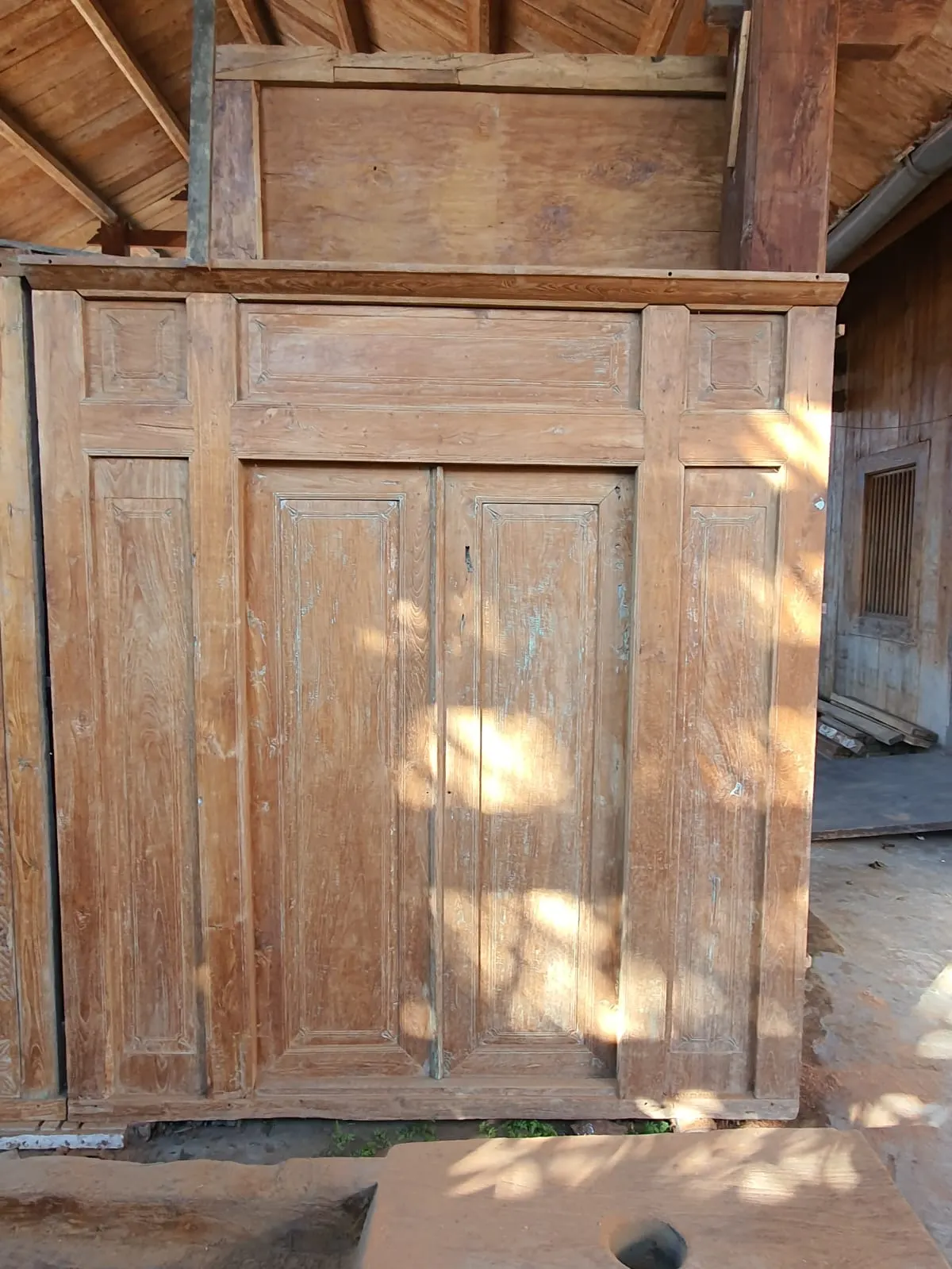 Porte ancienne à encadrement monumental en teck