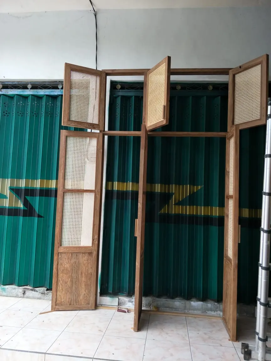 Portes battantes en teck et cannage, vantaux ouverts