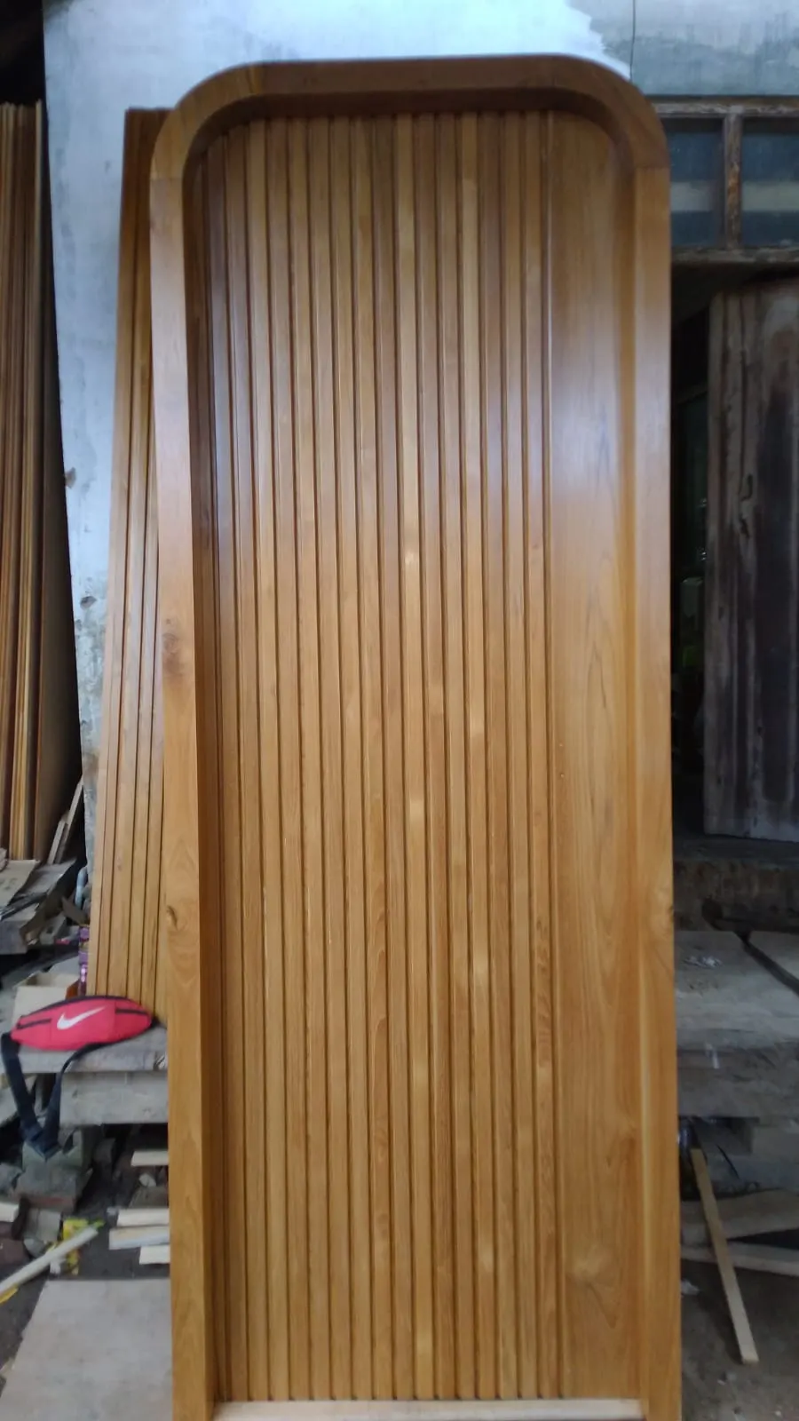 Porte cintrée à lames verticales en teck