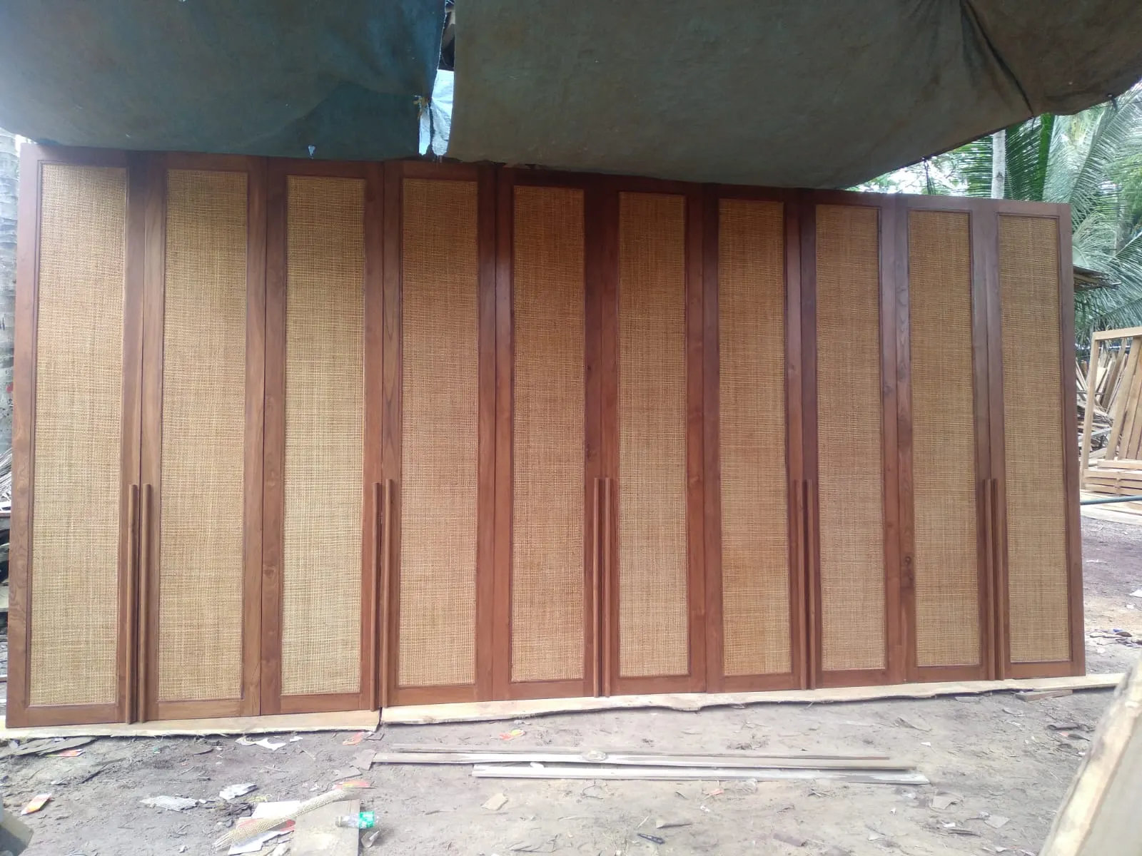 Grand ensemble de portes de placard en teck et cannage