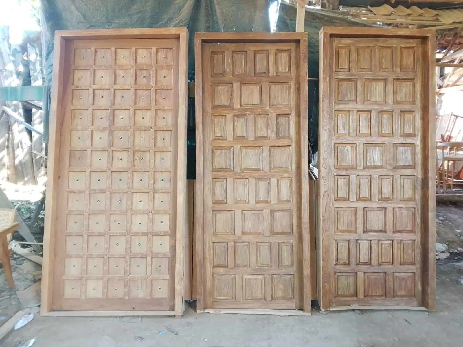 Trois portes en teck à caissons, fabrication en série
