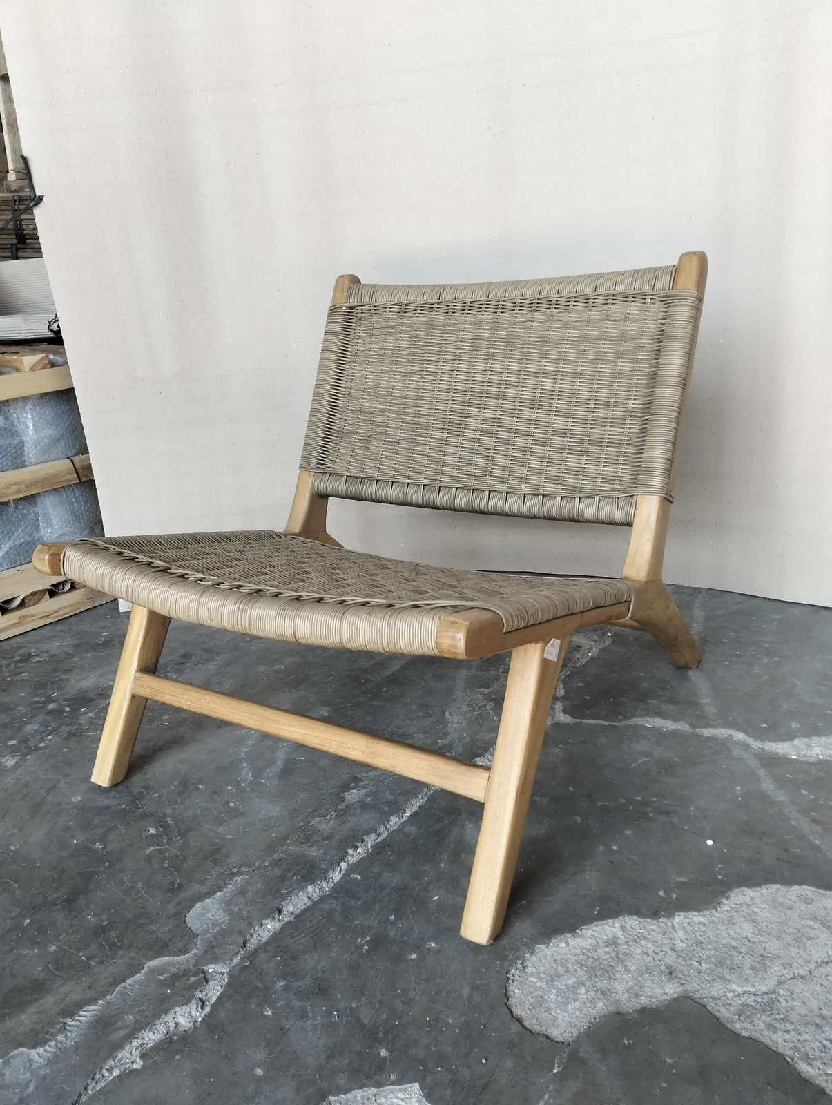 Fauteuil lounge en teck et fibre tressée