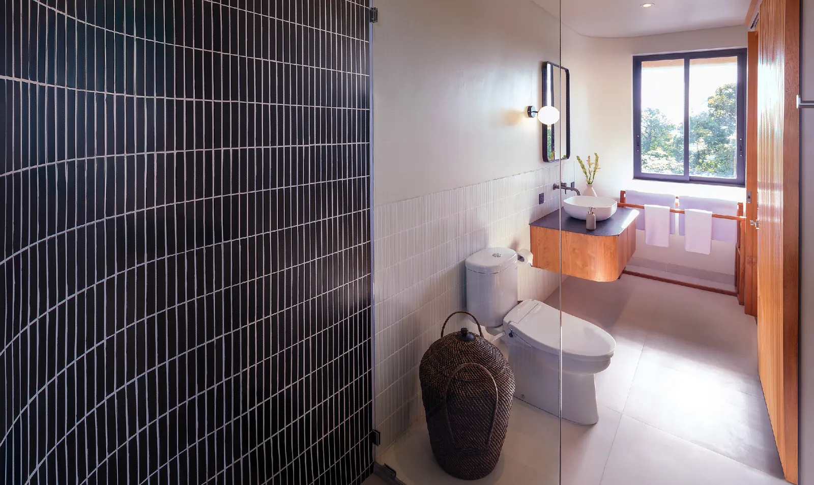 Salle de bain de villa : meuble vasque suspendu en teck