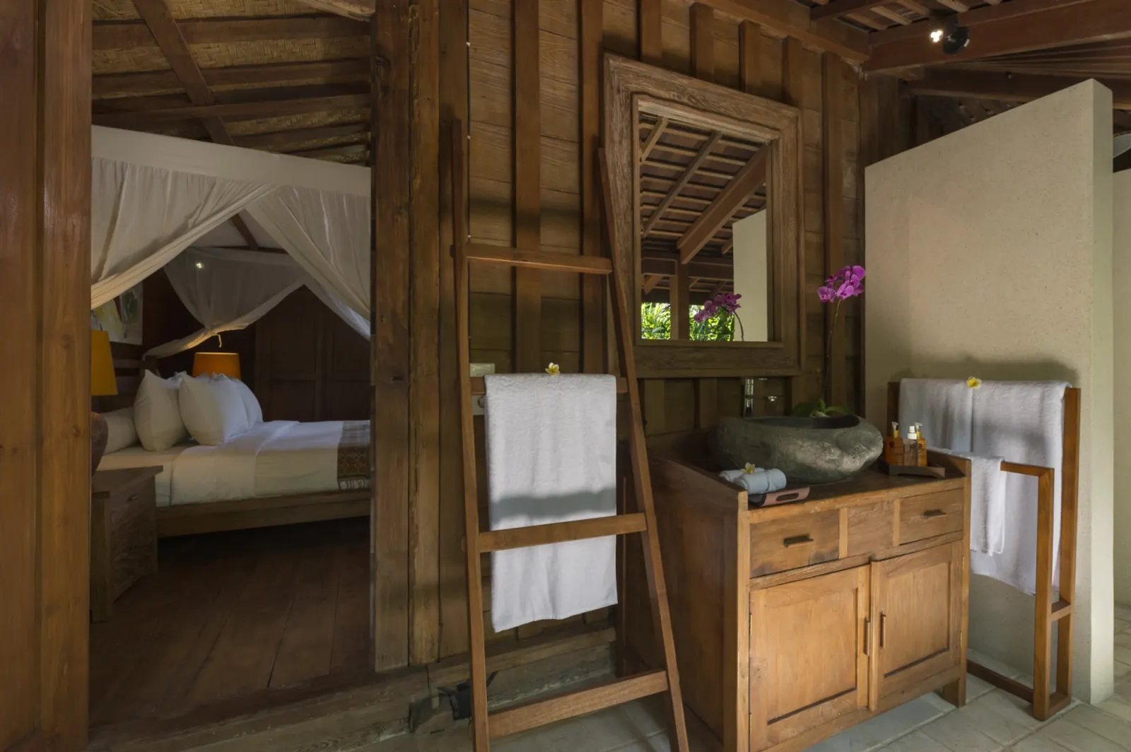 Salle de bain ouverte sur la chambre, meuble en teck ancien