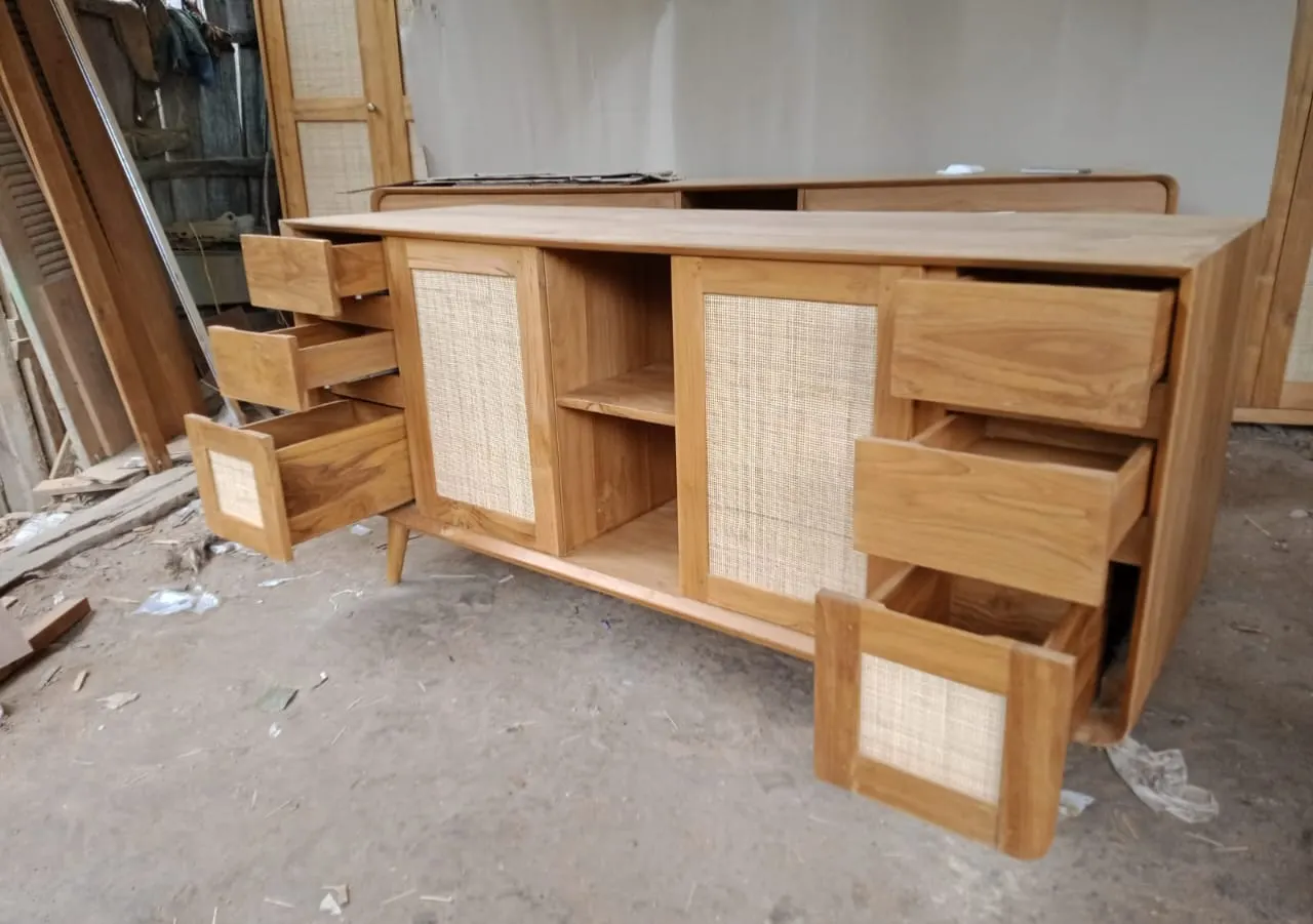 Meuble de salle de bain en teck et cannage, tiroirs ouverts