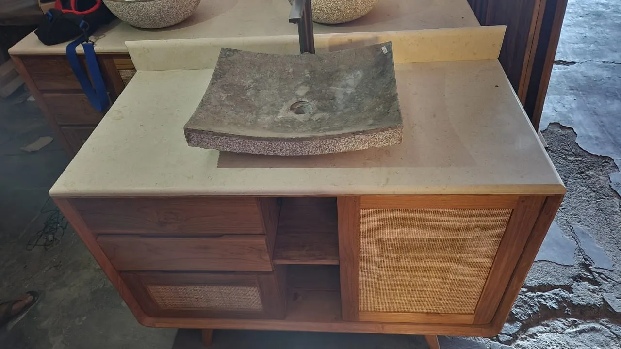 Vasque en pierre taillée sur plan clair