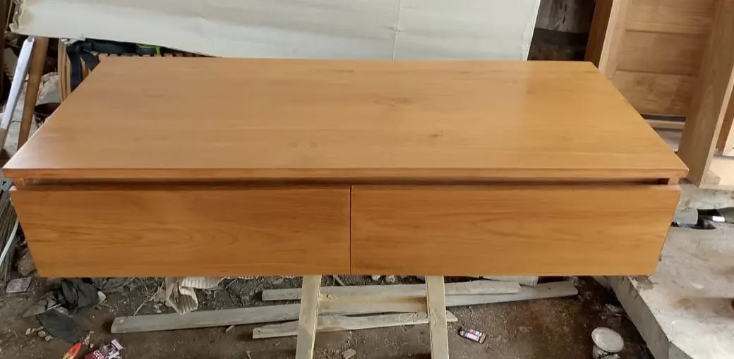 Meuble vasque suspendu en teck, deux tiroirs