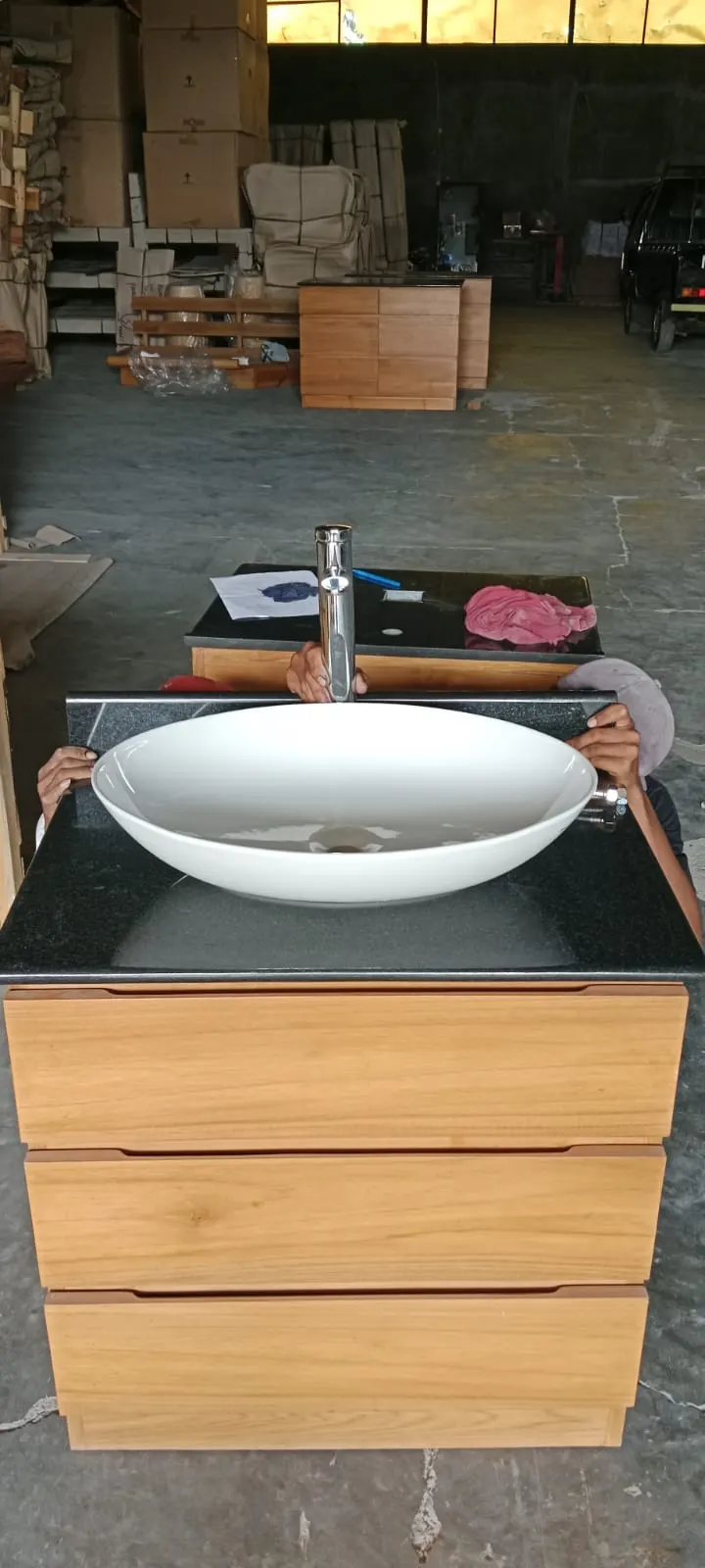 Petit meuble vasque en teck à trois tiroirs