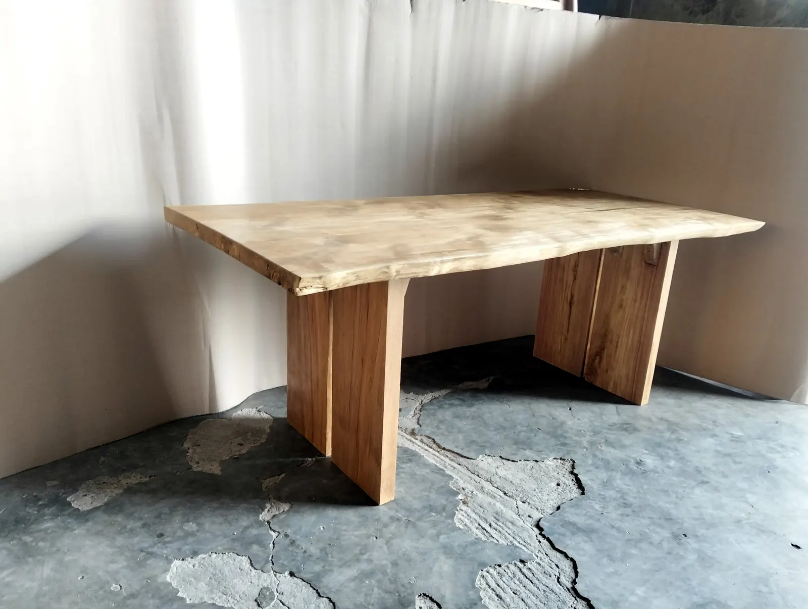 Table de repas en suar, plateau live edge