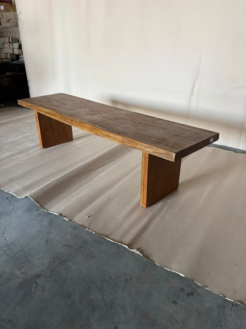 Table basse en suar, plateau fin et pieds pleins