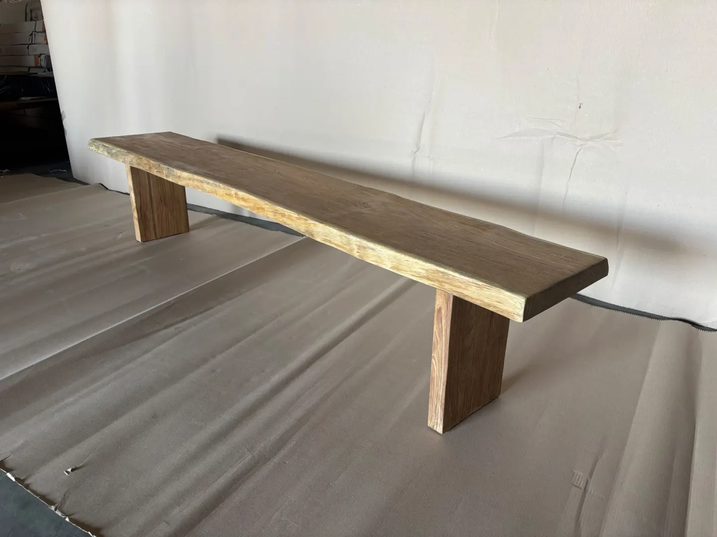 Table basse en suar, plateau bord naturel