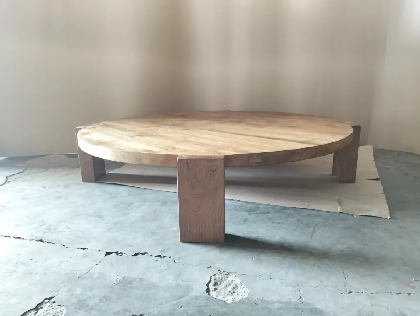 Table basse ronde en suar, trois pieds pleins