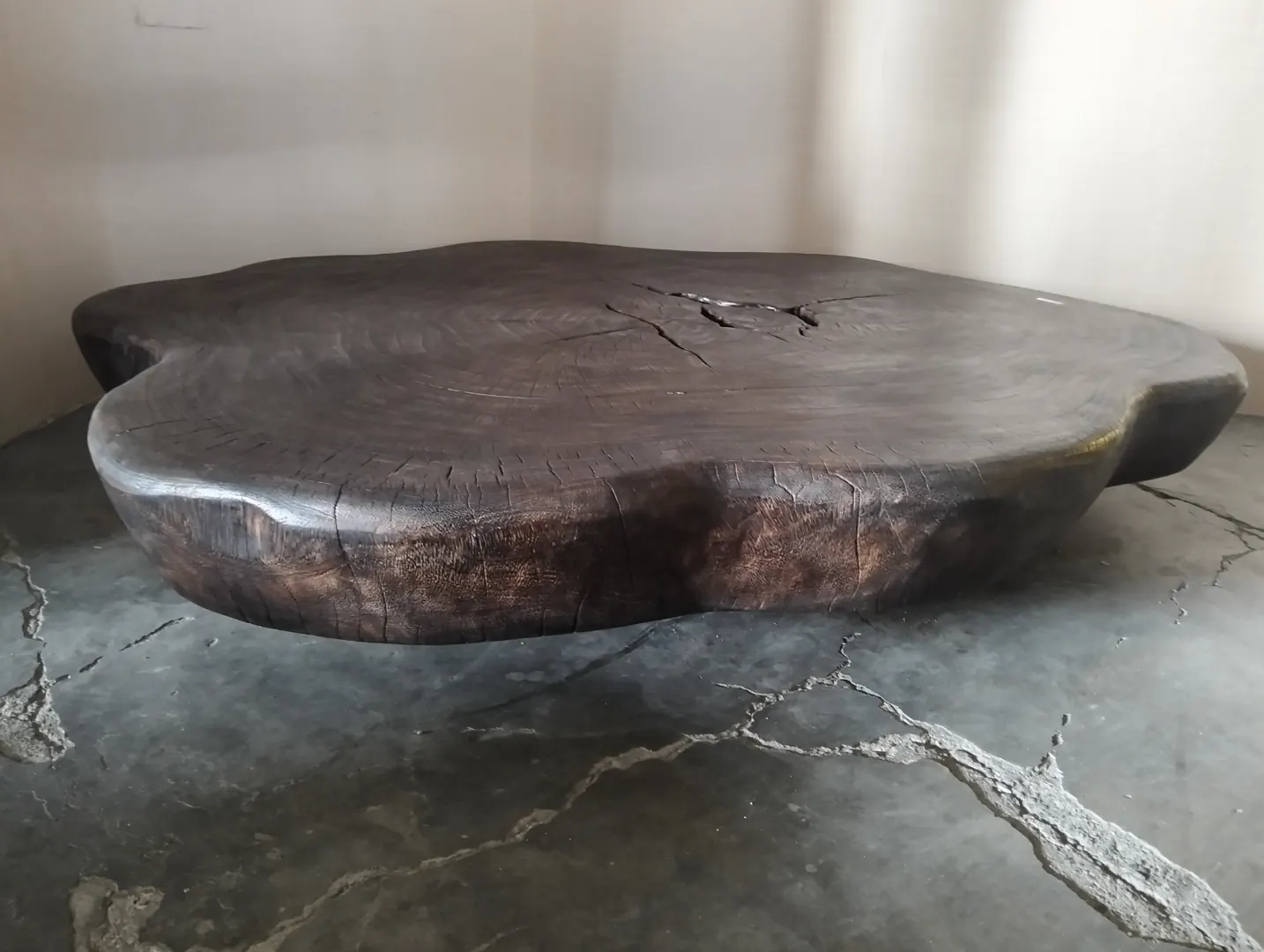 Table basse plateau libre en suar patiné